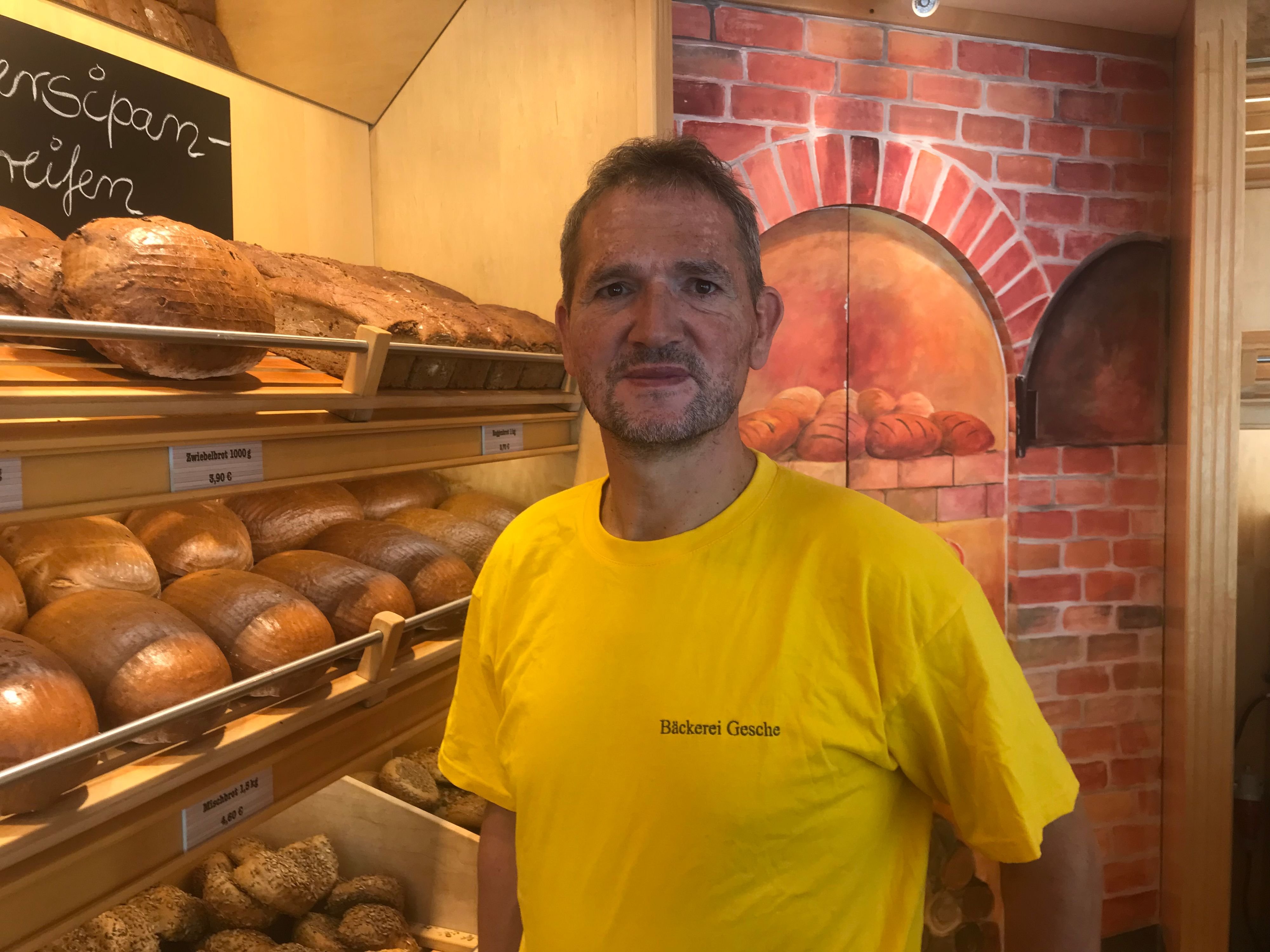 Bäcker verkauft Brötchen mit unterschiedlichen Preisen