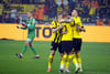 Dortmunds Marco Reus (r) jubelt mit den Teamkollegen über seinen Treffer zum 6:1. Hinten Kölns Torwart Marvin Schwäbe.