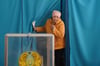 Eine Frau verlässt eine Wahlkabine in Almaty. Unter dem Eindruck der schweren Unruhen des vergangenen Jahres fanden in Kasachstan in Zentralasien vorgezogene Parlamentswahlen statt.