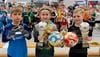 Vor zwei Jahren holte die einzige Juniorenmannschaft vom SV Boitzenburg den Pokal bei den Bambini, nun – eine Altersklasse höher – der nächste Sieg. Niklas Buhr (rechts) erhielt übrigens das dritte Mal in Folge eine Einzelauszeichnung, in diesem Jahr als Torschützenkönig