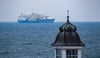 Die LNG Tanker „Seapeak Hispania‟ (l) und die „Seapeak Meridian‟ liegen vor der Küste der Insel Rügen.&nbsp;