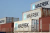 Container des Schifffahrtskonzerns Maersk stehen gestapelt im Tema-Hafen in Accra, Ghana.