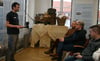 Uwe Weiß vom Stadtgeschichtlichen Museum in Waren eröffnete die Ausstellung "Geflüchtet vertrieben entwurzelt". Sie ist noch bis Juni am Neuen Markt zu sehen.