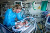 Ein zu früh geborenes Baby wird im Dietrich-Bonhoeffer-Klinikum von Krankenschwester Christin Roß untersucht.