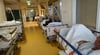 Die Patienten, die zur Notaufnahme kommen, warten je nach Schweregrad der Erkrankung oder Verletzung. Auf den Fluren zwischen den Behandlungszimmer stehen die Betten dicht aufgereiht.