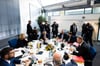 Bundesinnenministerin Nancy Faeser (2.v.l), Verdi-Chef Frank Wernece (r.), dbb-Vorsitzender Ulrich Silberbach (M.) und weitere Teilnehmer zu Beginn der dritten Tarifverhandlungsrunde.