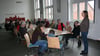 Einzelne Akteure wie Anne Wanitschek (rechts) vom Eine-Welt-Landesnetzwerk MV e.V., nutzten das Treffen von "Kulturwirtschaft im Tollensetal" in Altentreptow, um sich und ihre Projektarbeit vorzustellen.