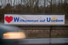 Auf Rügen wurden Reisende mit diesem großen Usedom-Banner begrüßt.