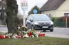 Kerzen und Blumen erinnerten in der Stavenhagener Straße wochenlang an das tragische Geschehen.&nbsp;
