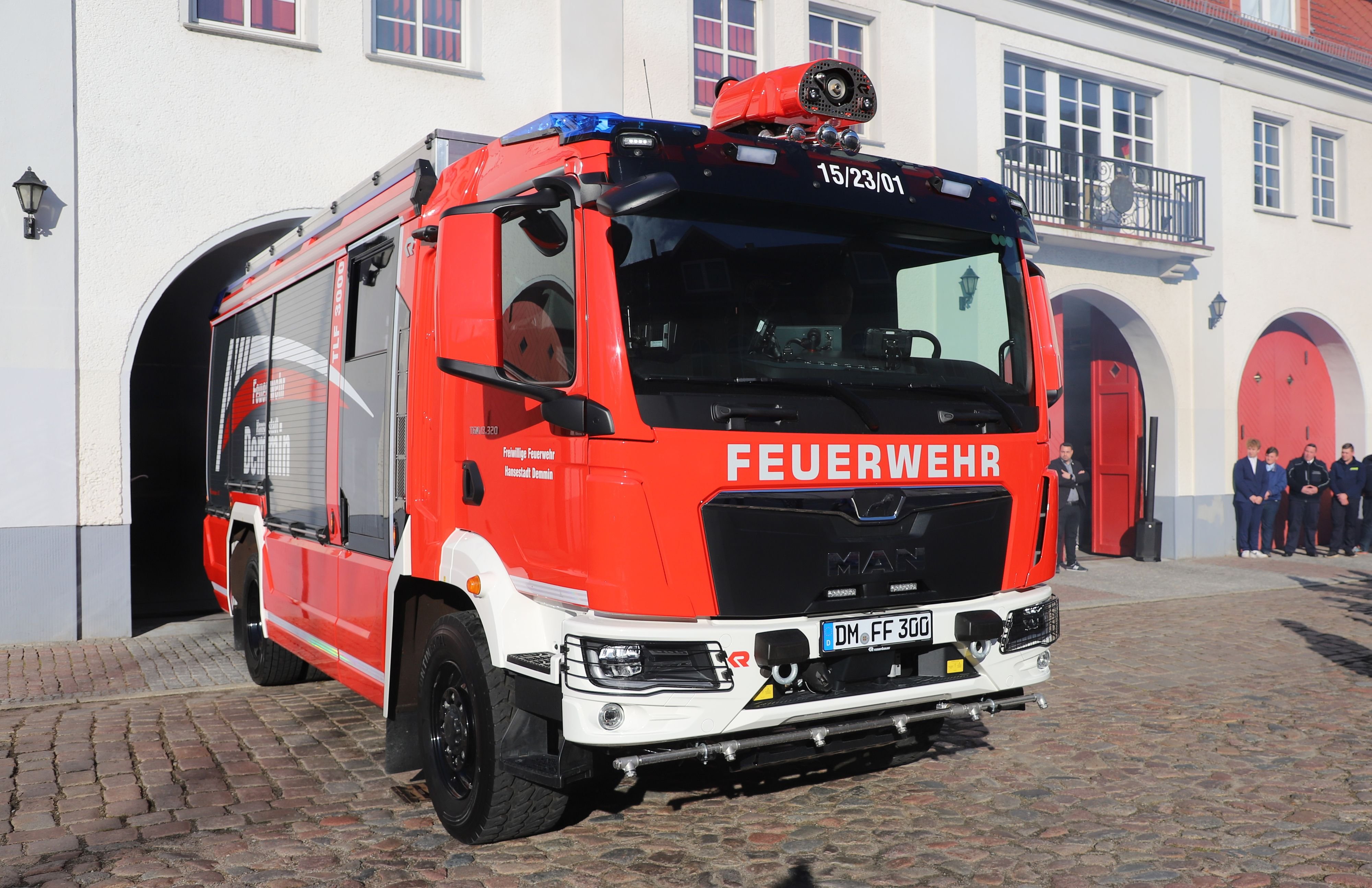 Neues Löschfahrzeug begeistert Feuerwehrmänner