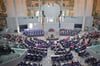 Aufgebläht mit Abgeordneten und durchzogen von Doppelstrukturen: Im Deutschen Bundestag sitzen Beauftragte und Parlamentarische Staatssekretäre – wie sollen sie als eigentliches Mitglied der Bundesregierung die Exekutive kontrollieren?