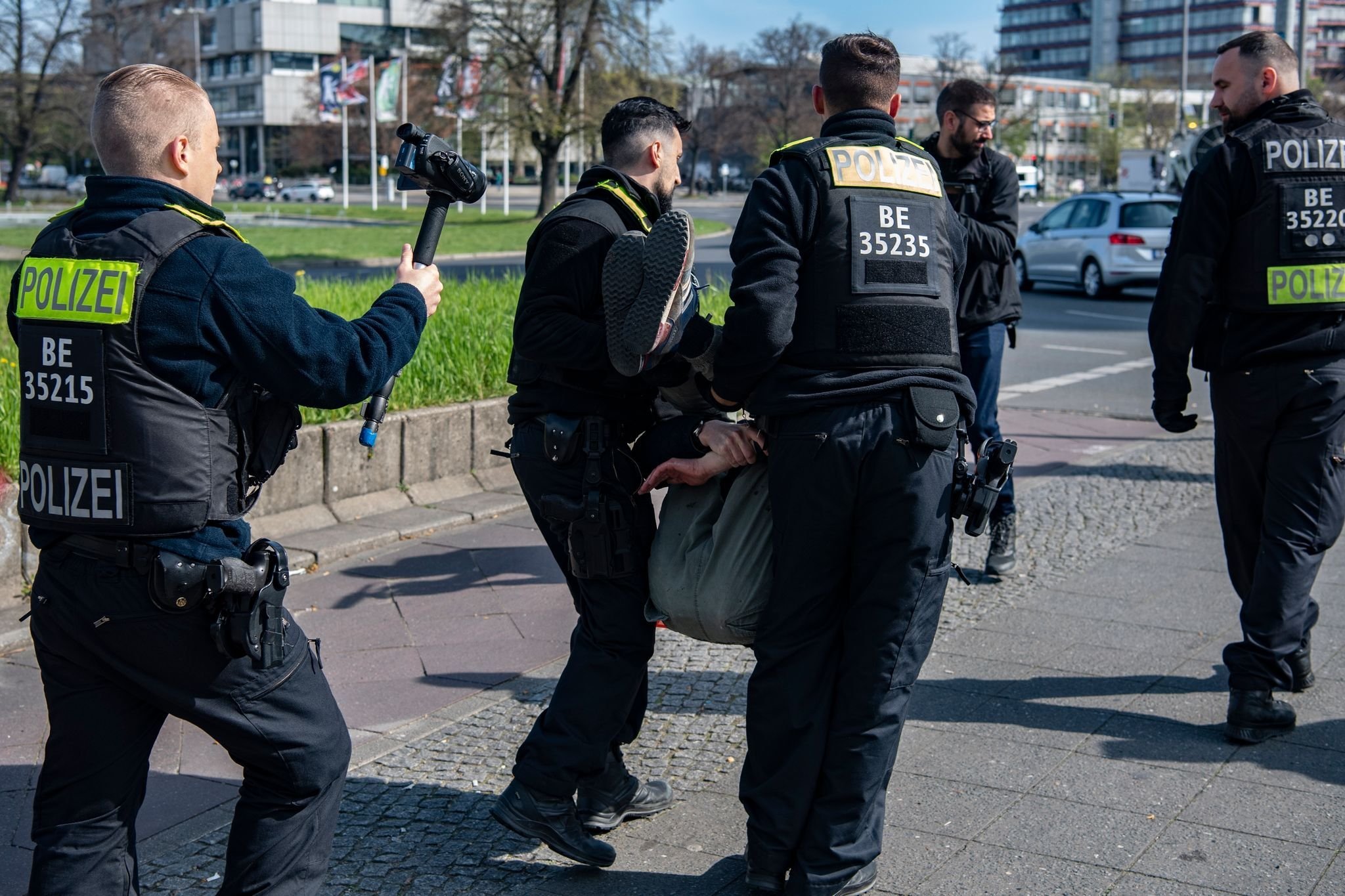 Polizeichefin Sieht Staatliche Gewalt Gegen Blockierer Gerechtfertigt