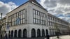 Die Eigentümer-Firma will den ehemaligen Kaufhof am Neubrandenburger Boulevard abreißen, die Stadt will das denkmalgeschützte Gebäude unbedingt erhalten.