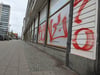 Einkaufen geht im ehemaligen Kaufhof in Neubrandenburg schon lange keiner mehr. Stattdessen wurde die Fassade erst vor kurzem Opfer von Graffiti-Sprühern.