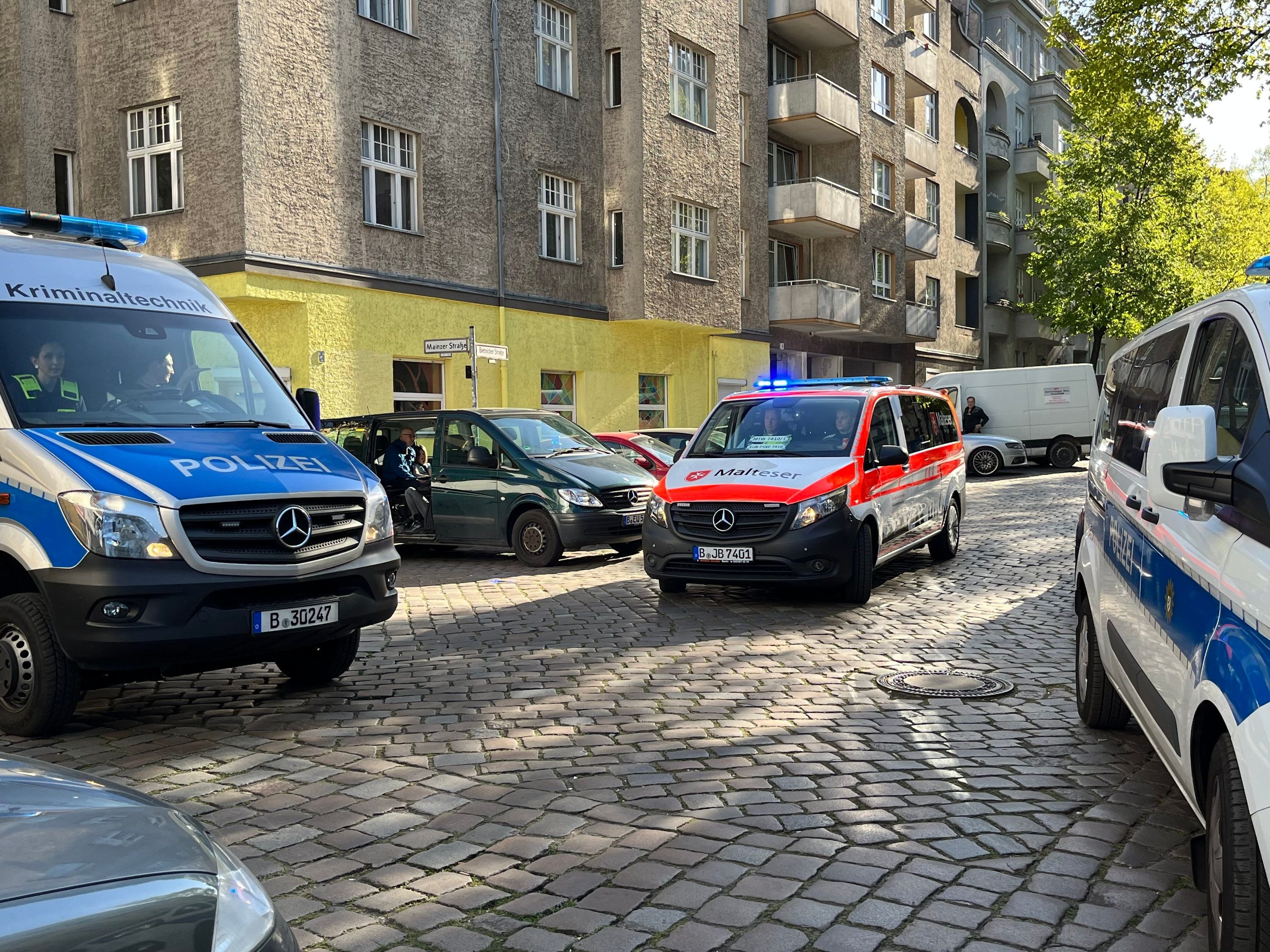 Messerangriff Auf Mädchen In Berlin Gibt Rätsel Auf — Kind In Lebensgefahr