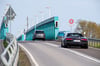 Unerwartete Schäden an der Zecheriner Brücke sorgen für zusätzliche Verkehrsbehinderungen zur Insel Usedom und von der Insel auf das Festland.