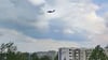 Christian Götz hat einen Airbus A400M über der Oststadt von Neubrandenburg beobachtet und ein Video aufgenommen. "So tief sieht man die selten über bewohntes Gebiet fliegen."