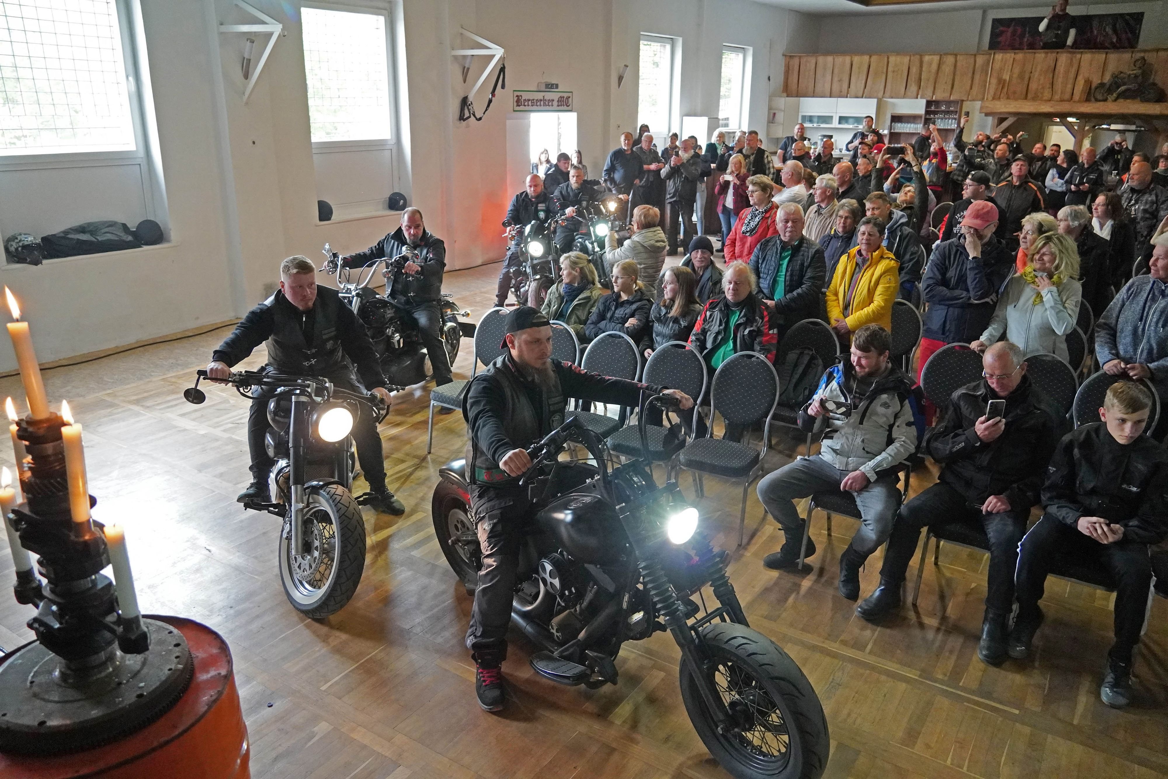 Biker knattern durch Saal — Pastoren rocken auf der Bühne