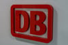Ein DB-Logo ist im "Deutsche Bahn AG Trainingszentrum" an einer Wand angebracht.