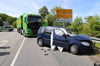 Auf B 105 in Kröpelin (Landkeis Rostock) ist ein Kleinwagen beim Abbiegen in einen Lkw gefahren. Der 84-jähriger Pkw-Fahrer starb am Unfallort, seine 72-jährige Beifahrerin wurde schwer verletzt.