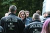Die Landtagsabgeordnete Juliane Nagel im Gespräch mit Polizisten bei der Demonstration  am 1. Juni in Leipzig.