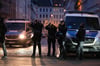 Polizisten an einer Kreuzung im Leipziger Stadtteil Connewitz.