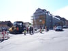 Straßenbauer haben die Schäden an der Straße Strandberg in Lychen nach der Explosion eines Wohn- und Geschäftshauses im vergangenen Jahr repariert. 