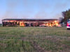In einem Ausbau bei Milow brannte am Sonntagmorgen eine Strohmiete.