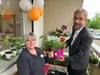Petra Klabunde zeigte Martin Reiche aus Berlin, zuständig für den Geschäftsbereich Bildung, den angelegten Obst- und Gemüsegarten auf einem der beiden Balkone der neuen Beratungsstelle in Prenzlau. 
