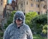 CDU-Landtagspolitiker Thomas Diener macht im Wolfskostüm vor dem Schweriner Schloss auf "einige Ungereimtheiten" im Falle eines Biss-Vorfalls aufmerksam.