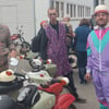 Simson–Fahrer aus Vorpommern genießen Duft hunderter DDR–Mopeds