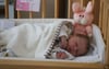 Baby Alia erblickte bei der 200. Geburt in diesem Jahr im Kreiskrankenhaus Demmin das Licht der Welt. Das Team auf der Geburtenstation konnte in diesem Jahr auch bereits sechs Zwillingspärchen begrüßen.