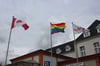 Einen Tag nach der mutmaßlich politisch motivierten Tat hing die Regenbogenfahne wieder am Neubrandenburger Bahnhof. Angesichts solcher Vorfälle wächst die Angst in der Gemeinschaft vor wachsender Homophobie.   