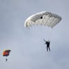 Sturz aus 4000 Metern Höhe – Fallschirmspringer schwer verletzt