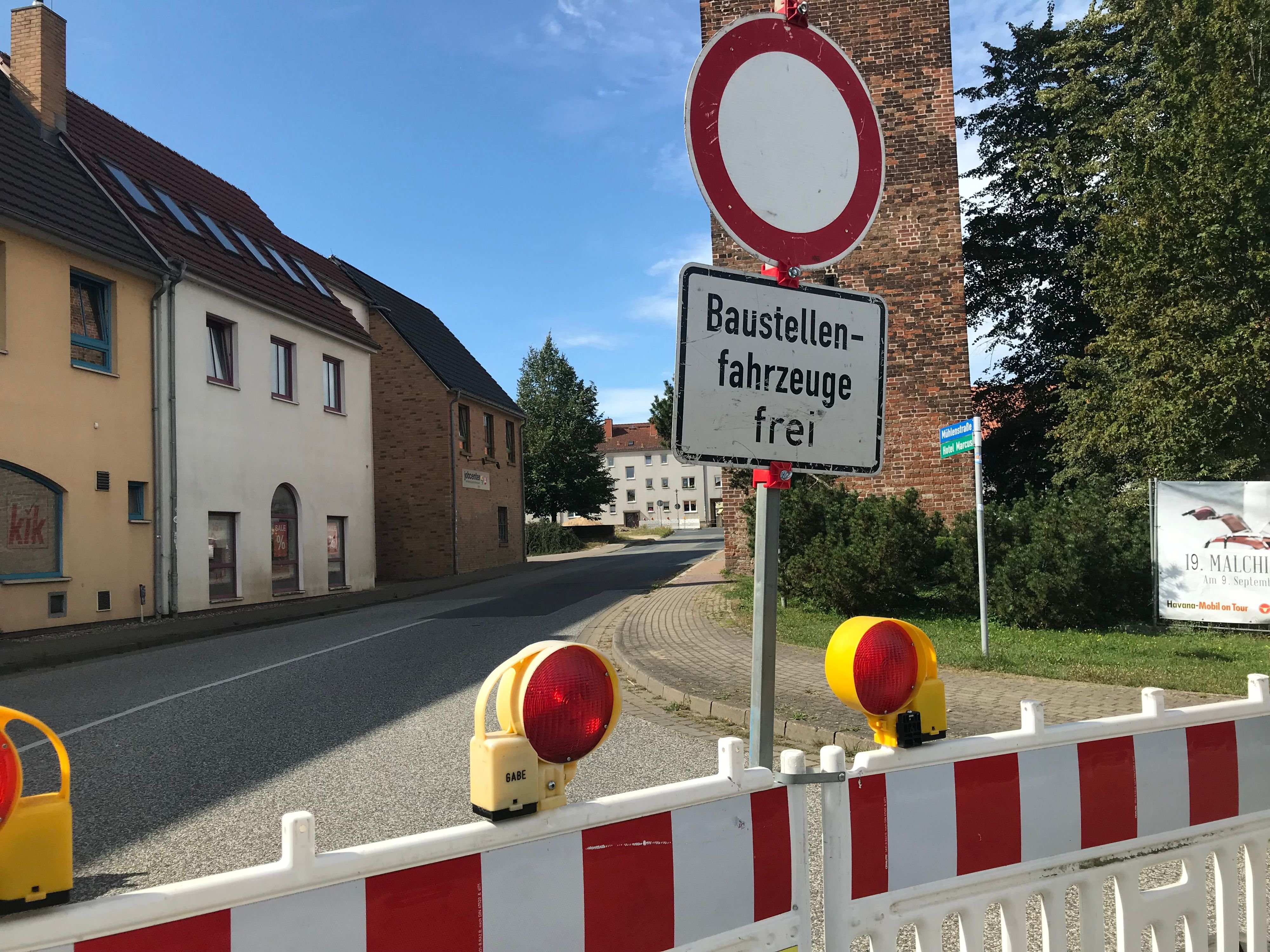 Zufahrt zur Innenstadt gesperrt, schon gibt es Stau auf B 104