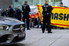 Aktivisten und Polizisten während einer Protestaktion vor einem Autohaus von Mercedes.