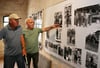Günter Werner (72) aus Usadel (rechts) zeigte Jochen Ahlgrimm auf einem Foto, wie fesch er in jungen Jahren aussah.