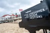 Ein Klavier-Flügel mit dem Logo des Usedomer Musikfestivals steht vor der Seebrücke Ahlbeck.