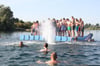 Erstaunliche Tragfähigkeit: Die Schwimmplattform im Kiessee stand im Mittelpunkt des Arschbomben-Contest.