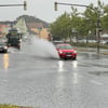 ► Starker Regen flutet Straßen an der Seenplatte