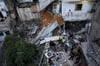 Palästinenser inspizieren nach dem Einsatz der israelischen Armee ein beschädigtes Gebäude.