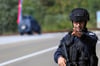 Ein Kosovo-Polizist bewacht eine Straße in der Nähe des Dorfes Banjska. Maskierte Angreifer haben im Norden des Kosovos einen Polizisten erschossen.