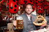 Bayern-Star Harry Kane genießt das Oktoberfest.