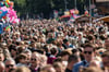 Tausende Menschen drängen sich über das Oktoberfestgelände in München.