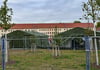 Zelte stehen auf dem Gelände der Zentralen Erstaufnahmeeinrichtung für Asylbewerber (ZABH) des Landes Brandenburg.