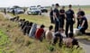 Die Gruppe von 18 Männern und einer Frau, nach eigenen Angaben aus Syrien, wurde nach einem Bürgerhinweis von der Bundespolizei in der Nähe der polnischen Grenze aufgegriffen. 