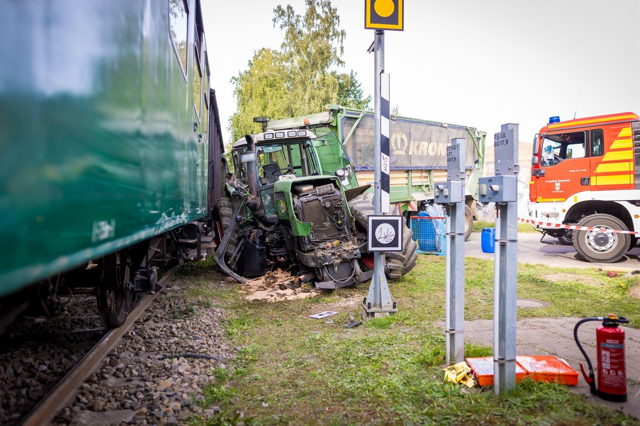 Frau Nach Kollision Von Traktor Und Bahn In Lebensgefahr