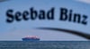 Der LNG Tanker "Seapeak Hispania" liegt auf der Ostsee vor dem Ostseebad Binz.