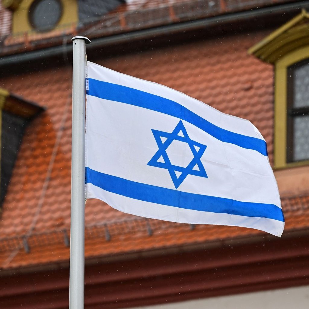Erst angezündet – jetzt hängt Israel-Flagge wieder in Mainz - SWR