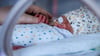 Extrem-Frühgeborene werden im Dietrich-Bonhoeffer-Klinikum nur noch in Notfällen behandelt. Weil die jährliche Mindestfallzahl nicht erreicht wurde, gilt seit 2023 ein Behandlungsverbot. Das wollte eine Petition ändern.
